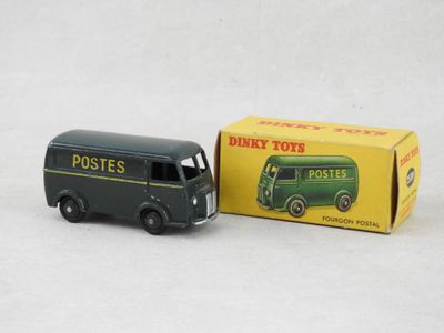 un petit camion jouet posé à côté d'une boîte de postes