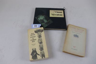 trois livres sont posés les uns à côté des autres sur une surface blanche