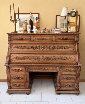un bureau en bois sur lequel est posé un réveil