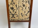 une vieille chaise en bois dont le dossier est orné d'un motif floral