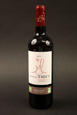 La bouteille de vin rouge est posée sur une surface noire.