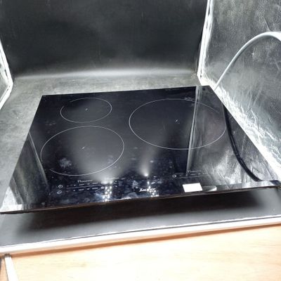 une plaque de cuisson noire équipée de deux feux