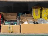 de nombreuses caisses de matériel électrique à l'arrière d'un camion