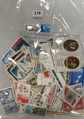 un sac rempli de timbres posé sur une table