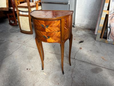 une petite table en bois surmontée d'un tiroir