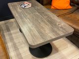 un canapé et une table dans une pièce aux murs bleus