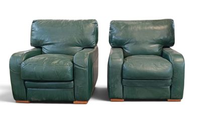 une paire de fauteuils inclinables en cuir vert, avec des pieds et des accoudoirs en bois
