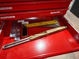 une boîte à outils rouge contenant une règle et une règle