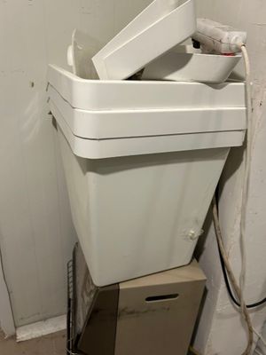 des toilettes blanches posées sur une pile de cartons