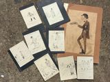 Plusieurs dessins représentant un homme en costume-cravate sont par terre.