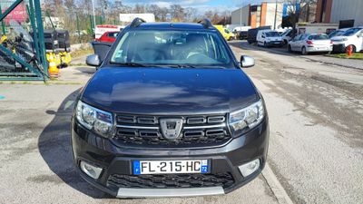 Véhicule DACIA SANDERO, immatriculé FL-215-HC.