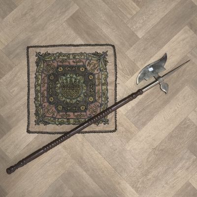 un couteau posé par terre, à côté d'un tapis posé par terre