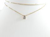 un mannequin blanc portant une chaîne en or et un pendentif en diamant