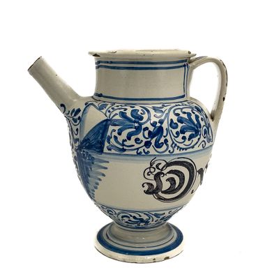 NEVERS Chevrette en faïence émaillée à décor bleu blanc