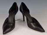une paire d'escarpins noirs en peau de serpent à bout pointu