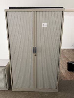 une armoire blanche avec un plan de travail noir et une armoire blanche avec un plan de travail noir