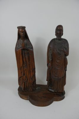 paire de personnages en bois sculpté représentant un homme et une femme