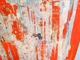 un tableau rouge et blanc accroché au mur d'une salle de bains