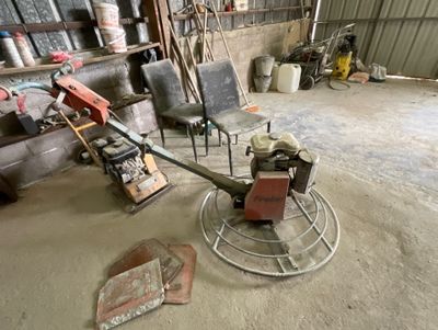 une machine placée au milieu d'une pièce