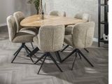 une table en bois entourée de chaises dans une pièce