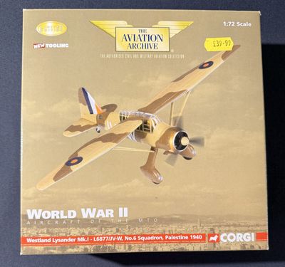 une boîte en carton contenant une maquette d'avion de la Seconde Guerre mondiale