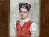 portrait d'une jeune fille vêtue d'un gilet rouge et d'un chemisier blanc
