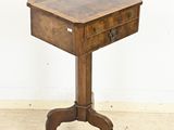 une petite table en bois surmontée d'un tiroir