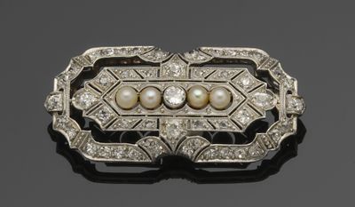 une broche Art déco ornée de perles et de diamants