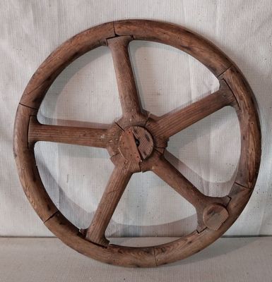 une roue en bois posée sur une table