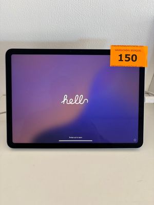 un ordinateur portable posé sur un bureau, avec son étiquette de prix