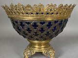 un bol en verre doré et bleu surmonté d'une couronne
