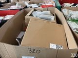 de nombreux cartons d'objets posés à même le sol