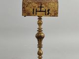 une image représentant une croix posée sur un socle en bois