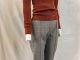 une photo d'un mannequin portant un pull et un pantalon