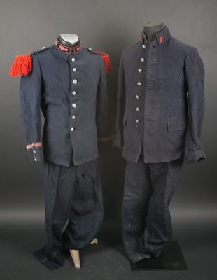 deux uniformes militaires pour hommes, l'un bleu et l'autre rouge