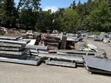 beaucoup de bric-à-brac sur le parking