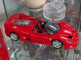 une petite voiture rouge exposée dans une vitrine