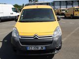 une petite camionnette jaune garée dans un parking