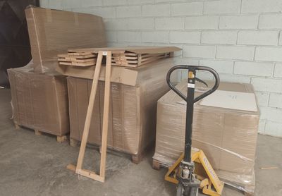 une pile de cartons et une palette dans un entrepôt