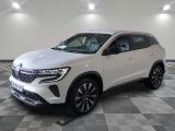 le 4x4 blanc est garé sur le sol en damier d'un garage
