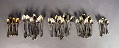 de nombreuses cuillères et des cuillères alignées sur un mur