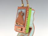 une sculpture représentant un robot, réalisée en bois et en métal