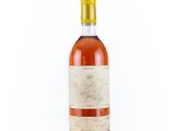 une vieille bouteille de vin sur fond blanc