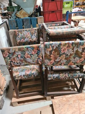 Deux fauteuils et quatre chaises en bois, garnie d'un tissu …