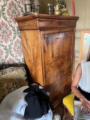 une femme assise devant un ordinateur portable