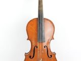un vieux violon assis sur une surface blanche avec un fond blanc