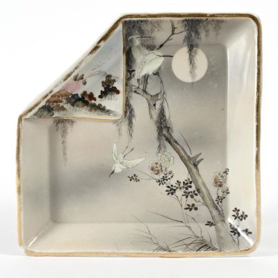 JAPON - Plat carré avec un coin replié, en porcelaine d'expo…