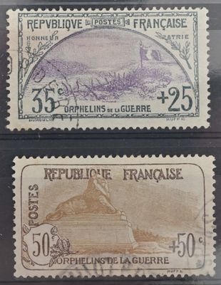 deux timbres français représentant un homme à cheval