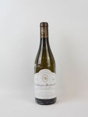 une bouteille de vin posée sur une table