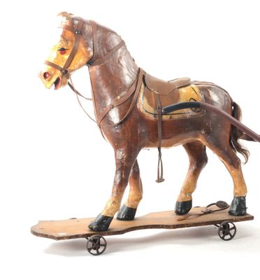 un cheval en bois sur un skateboard, sur fond blanc